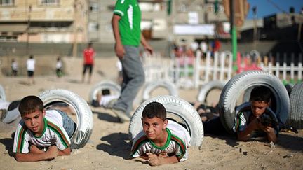 Sous couvert de l'anonymat, un psychologue de Gaza déplore la participation d'enfants à des exercices militaires qui «présentent un danger pour leur vie et contreviennent aux réglementations internationales protégeant l'enfance».
 
 (AFP PHOTO / MOHAMMED ABED)