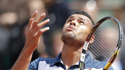 Jo-Wilfried Tsonga se f&eacute;licite de sa victoire contre le Serbe Viktor Troicki, le 2 juin 2013, &agrave; Roland-Garros. (GONZALO FUENTES / REUTERS)