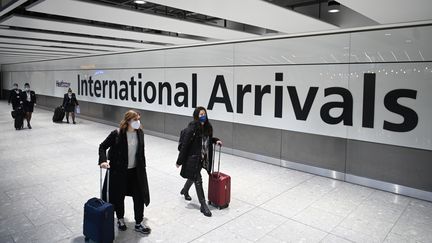 Des passagers arrivent à l'aéroport d'Heathrow, à Londres (Royaume-Uni), le 15 janvier 2021. (DANIEL LEAL-OLIVAS / AFP)