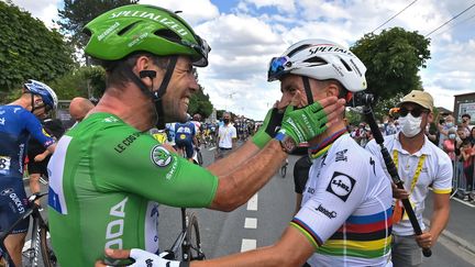 La joie de Mark Cavendish et Julian Alaphilippe à l'arrivée de la 6e étape à Châteauroux. (- / POOL)