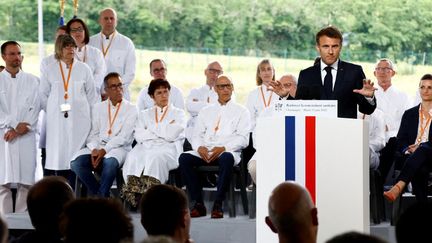 Emmanuel Macron fait un discours à Champagne (Ardèche) lors d'une visite dans un laboratoire pharmaceutique, le 13 juin 2023. (ERIC GAILLARD / AFP)