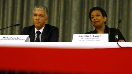 Le procureur g&eacute;n&eacute;ral suisse Michael Lauber (&agrave; gauche) et&nbsp;la ministre am&eacute;ricaine de la Justice, Loretta Lynch,&nbsp;lors de leur conf&eacute;rence de presse commune, lundi 14 septembre 2015, &agrave; Zurich (Suisse).&nbsp; (RUBEN SPRICH / REUTERS)