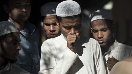 Des&nbsp;Bangladais observent, choqués, les corps de réfugiés rohingyas victimes d'un naufrage&nbsp;dimanche 8 octobre 2017, près du village côtier de Galachar, dans le golfe du Bengale. (FRED DUFOUR / AFP)