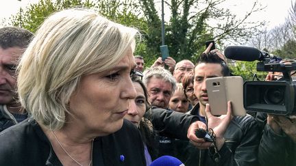 La candidate FN Marine Le Pen en visite surprise à l'usine Whirlpool à Amiens, le 26 avril 2017 alors que le futur président, Emmanuel Macron, est en visite dans le centre de la ville pour rencontrer des salariés de l'usine... (DCH / AFP)