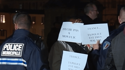 Plusieurs centaines de policiers manifestent devant le château de Versailles