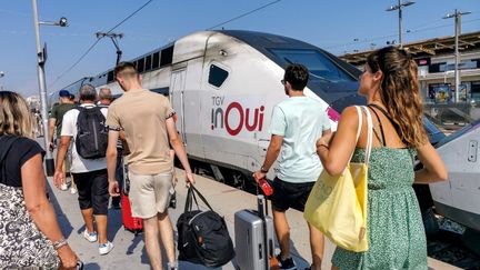 Des passagers d'un train de la SNCF à la gare de Marseille (Bouches-du-Rhône), le 25 juillet 2022. (NICOLAS GUYONNET / HANS LUCAS / AFP)