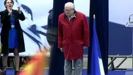 Jean-Marie Le Pen sur la tribune du FN, avant le discours de sa fille, le 1er mai 2015, à Paris.