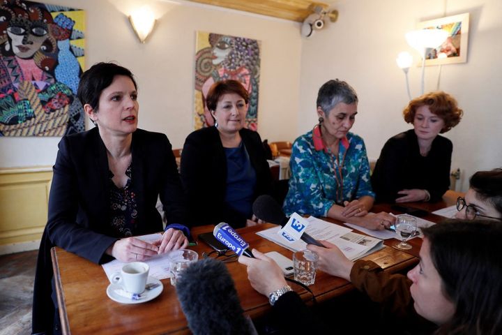 Sandrine Rousseau (à gauche) lors d'une conférence de presse&nbsp;sur&nbsp;l'affaire Denis Baupin, à Paris, le 7 mars 2017.&nbsp; (THOMAS SAMSON / AFP)
