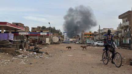 Une rue de Khartoum lors des combats entre l'armée et des paramilitaires au Soudan, le 30 avril 2023. (OMER ERDEM / ANADOLU AGENCY / AFP)