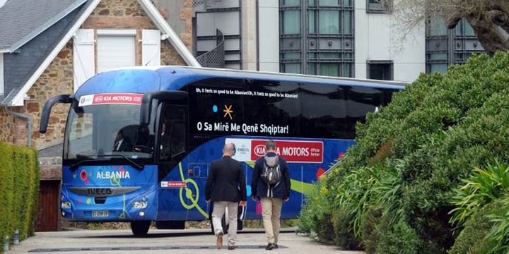 Le bus de l'équipe nationale d'Albanie prend ses quartiers à Perros-Guirrec