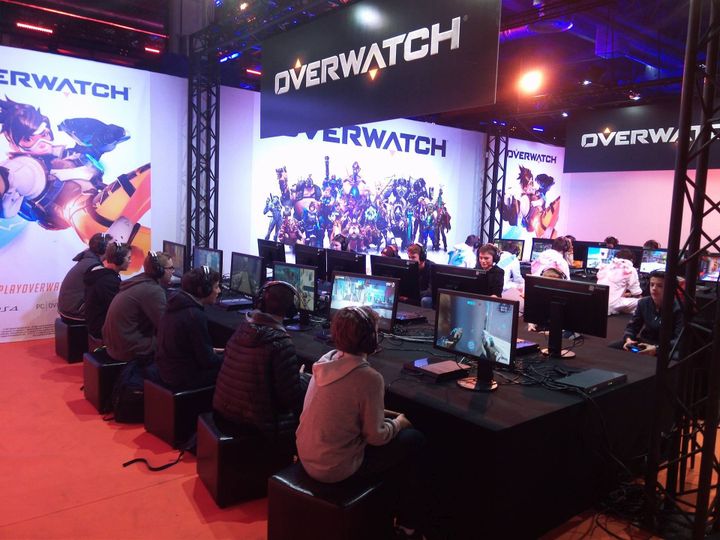 Dans le hall eSport de la Paris Games Week, les joueurs peuvent s'affronter sur les jeux les plus en vogue, comme Overwatch.
 (Medhi Weber )