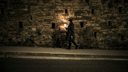 Cette Lyonnaise s'est rendue dans le vieux centre, pour prendre part à la marche aux flambeaux. (JEFF PACHOUD / AFP)