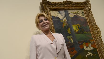 La baronne Carmen Thyssen-Bornemisza, veuve du magnat industriel Baron Thyssen, à côté du tableau "Mata Mua" de l'artiste français Paul Gauguin au musée Thyssen Bornemisza de Madrid. (PIERRE-PHILIPPE MARCOU / AFP)