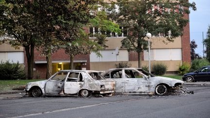 Des voitures endommag&eacute;es le 15 ao&ucirc;t 2012, deux jours apr&egrave;s les violences dans un quartier d'Amiens (Somme). (PHILIPPE HUGUEN / AFP)