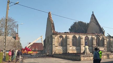 L'église d'un village de 300 habitants dans l'Eure a été ravagée par un incendie, samedi 17 avril. Les flammes ont provoqué la chute du toit et du clocher. (France 3)