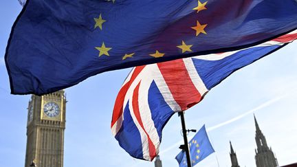 Un drapeau du Royaume-Uni et un de l'Europe, devant Big Ben, à Londres, le 6 décembre 2023, lors d'une manifestation contre le Brexit. (ALEXANDRE MARCHI / MAXPPP)