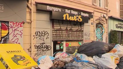 À Marseille (Bouches-du-Rhône), la grève des poubelles continue et les détritus s'accumulent dans les rues. Les habitants et les commerçants sont excédés.&nbsp; (CAPTURE ECRAN FRANCE 2)