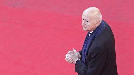 Le pr&eacute;sident du festival de Cannes, Gilles Jacob, sur le tapis rouge devant le palais des festivals, le 17 mai 2012. (VINCENT KESSLER / AFP)