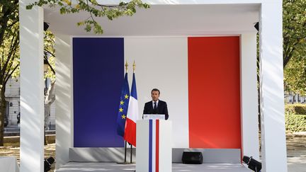 Emmanuel Macron prononce un discours, lors d'une cérémonie nationale, pour rendre hommage aux victimes du terrorisme, à Paris, le 19 septembre 2018. (LUDOVIC MARIN/AFP)