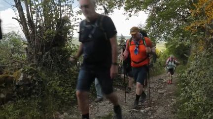 C'est&nbsp;l'un des plus célèbres et des plus vieux sentiers de France. Saint-Jacques Compostelle attire chaque année de nombreux marcheurs, souvent en quête de sens. Exemple avec groupe d'amis qui s'est lancé dans l'aventure. (CAPTURE D'ÉCRAN FRANCE 2)