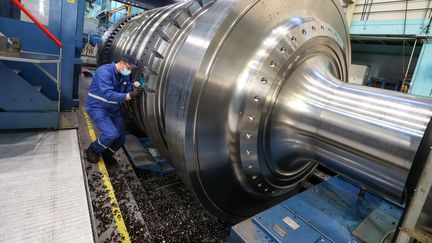 Un ouvrier de General Electric travaille dans l'usine de Belfort, le 3 mars 2022. (LIONEL VADAM  / MAXPPP)