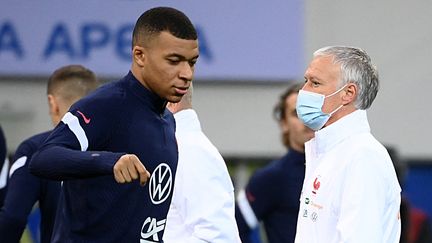 Kylian Mbappé et Didier Deschamps, lors du déplacement des Bleus au Kazakhstan, le 27 mars 2021 (FRANCK FIFE / AFP)