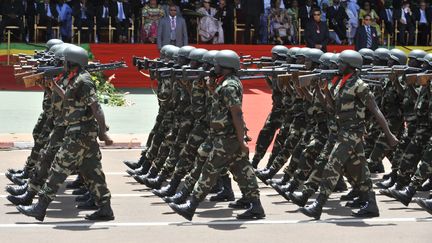 Des soldats d&eacute;filent &agrave; Bamako (Mali) lors d'une parade pour les 50 ans de l'ind&eacute;pendance, le 22 septembre 2010. (SIA KAMBOU / AFP)