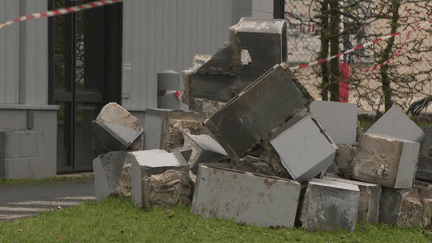 Des vents très violents balayent le pays. Quatre départements ont été placés en vigilance orange, balayés par des rafales atteignant parfois les 180 km/h. Des milliers de foyers sont sans électricité, et deux trentenaires ont été blessés. (France 3)