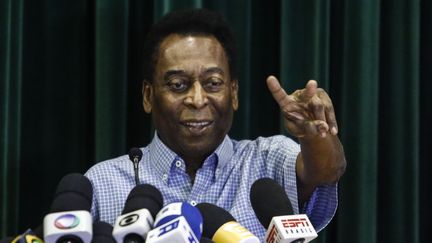 Le footballeur br&eacute;silien Pel&eacute; participe a une conf&eacute;rence de presse avant sa sortie de l'h&ocirc;pital &agrave; Sao Paulo, le 9 d&eacute;cembre 2014. (MIGUEL SCHINCARIOL / AFP)