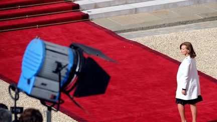 Arriv&eacute;e de Val&eacute;rie Trierweiler, la compagne de Fran&ccedil;ois Hollande. (MEHDI FEDOUACH / AFP)