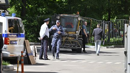 Des forces de sécurité près du site endommagé après l'attaque d'un drone à Moscou, en Russie, le 30 mai 2023. (SEFA KARACAN / ANADOLU AGENCY)