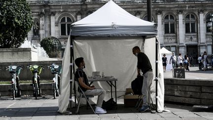 Une tente de test au Covid-19, à Paris, le 6 septembre 2021.&nbsp; (MAGALI COHEN / HANS LUCAS / AFP)