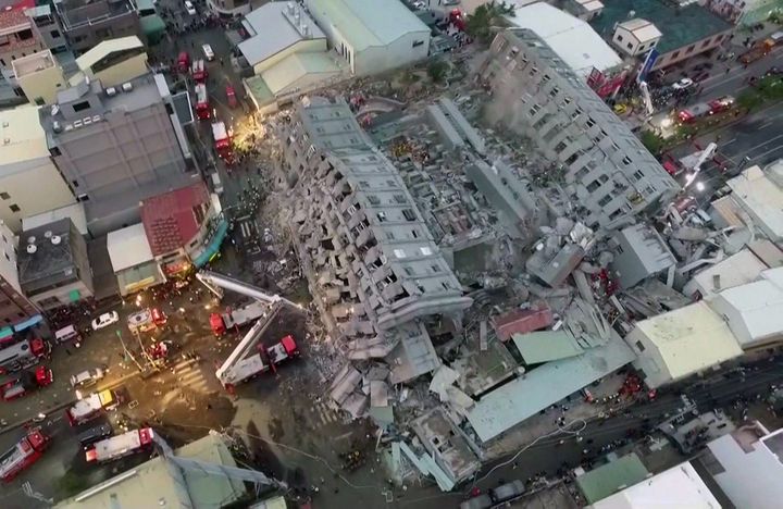 L'immeuble Weiguan Jinlong, à Tainan (Taiwan), après le séisme de magnitude 6.4, le 6 février 2016. (CTI TV / AFP)