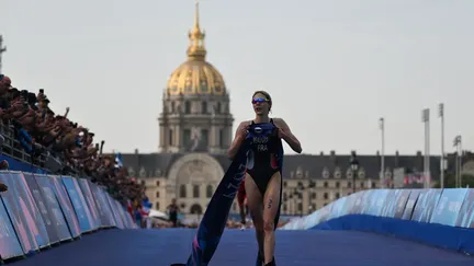 Triathlon aux JO de Paris 2024 : le triomphe de Cassandre Beaugrand, médaille d'or, Emma Lombardi échoue au pied du podium