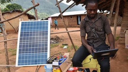 Une micro-installation solaire dans le village de Diebly, en Côte d'Ivoire. (AFP/SIA KAMBOU)