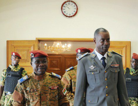 Le général Pingrenoma Zagre, chef d'état-major des armées (G) et le général putschiste Gilbert Diendéré (D) s'apprêtent à accueillir le 23 septembre 2015, à l'aéroport de Ouagadougou, six chefs d'Etat de la Cédéao, médiatrice de la crise au Burkina Faso.  (AFP PHOTO / SIA KAMBOU)