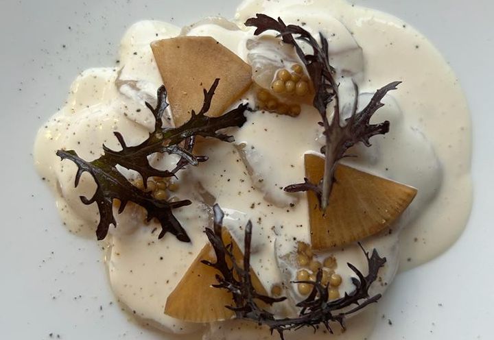 Carpaccio de Saint-Jacques à la crème de Savagnin, navets noirs et moutarde, une recette de Tatiana Levha au Servan. (LE SERVAN)