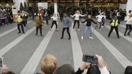 Calendrier de l'avent : "flash mob" de policiers