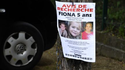 Un avis de recherche de la petite Fiona est placard&eacute; sur un arbre dans le parc Montjuzet, le 17 mai 2013, &agrave; Clermont-Ferrand. (MAXPPP)