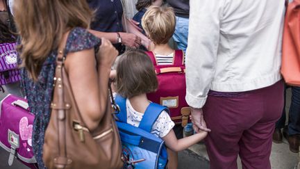 Devant une école primaire de Paris, lors de la rentrée 2015/2016, le 1er septembre 2015. (FRED DUFOUR / AFP)