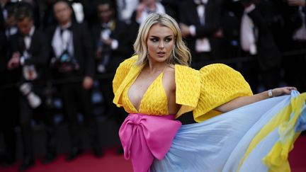 Du jaune, du rose, du bleu... La chanteuse Tallia Storm est apparue sur le tapis rouge dans une robe Yanina Couture très colorée.&nbsp; (DANIEL COLE)