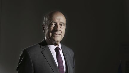 Le candidat à la primaire à droite Alain Juppé pose lors d'une séance photo à son QG de campagne, à Paris, le 30 septembre 2016. (ERIC DESSONS / JDD / SIPA)