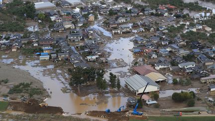 Une photo aérienne montre l'ampleur des dégâts dans une zone résidentielle de Nagano inondée par le débordement de la rivière Chikuma, le 15 octobre 2019. (KOJI ITO / YOMIURI / AFP)