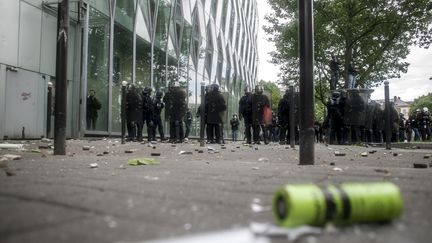 Des policiers devant l'hôpital Necker, à Paris, lors de la manifestation du 14 juin 2016. (MICHAEL BUNEL / NURPHOTO)