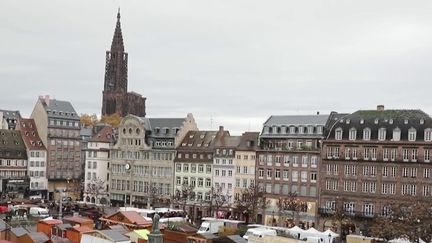 Le marché de Noël ouvre ses portes, vendredi 25 novembre, après trois ans de restriction. L'événement, qui attire chaque année plus de deux millions de visiteurs, est une vitrine importante pour la ville. (FRANCE 2)