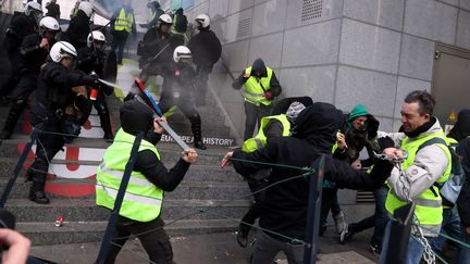 Des affrontements entre des "gilets jaunes" et les policiers à Bruxelles (Belgique), le 8 décembre 2018. (YVES HERMAN / REUTERS)