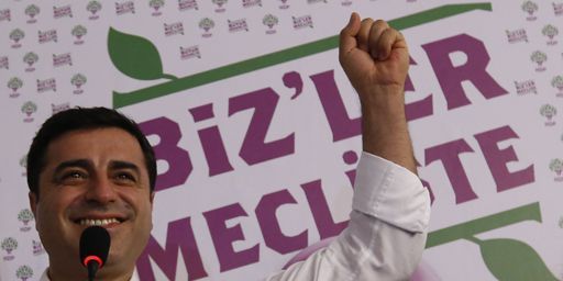 Le co-président du HDP, Selahattin Demirlas, au siège de son parti à Istanbul le 7 juin 2015. (Reuters - Murad Sezer)