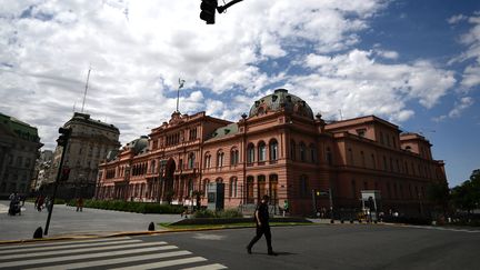 Le palais présidentiel Casa Rosada, à Buenos Aires, le 20 novembre 2023. (LUIS ROBAYO / AFP)