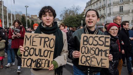 Ces jeunes opposées à la réforme des retraites, à Nantes, préfèrent sûrement le dodo au "tombeau". (MAYLIS ROLLAND / HANS LUCAS / AFP)