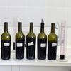 Franceinfo a fait analyser dix bouteilles de vin différentes, afin d'en connaître la composition. (PASCAL PAVANI / AFP)